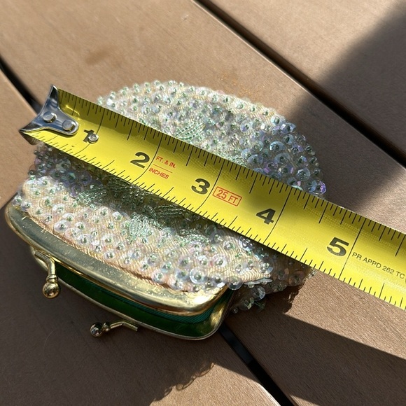 Vintage hand mint greet beaded gold kisslock change purse with green lining - Picture 7 of 8